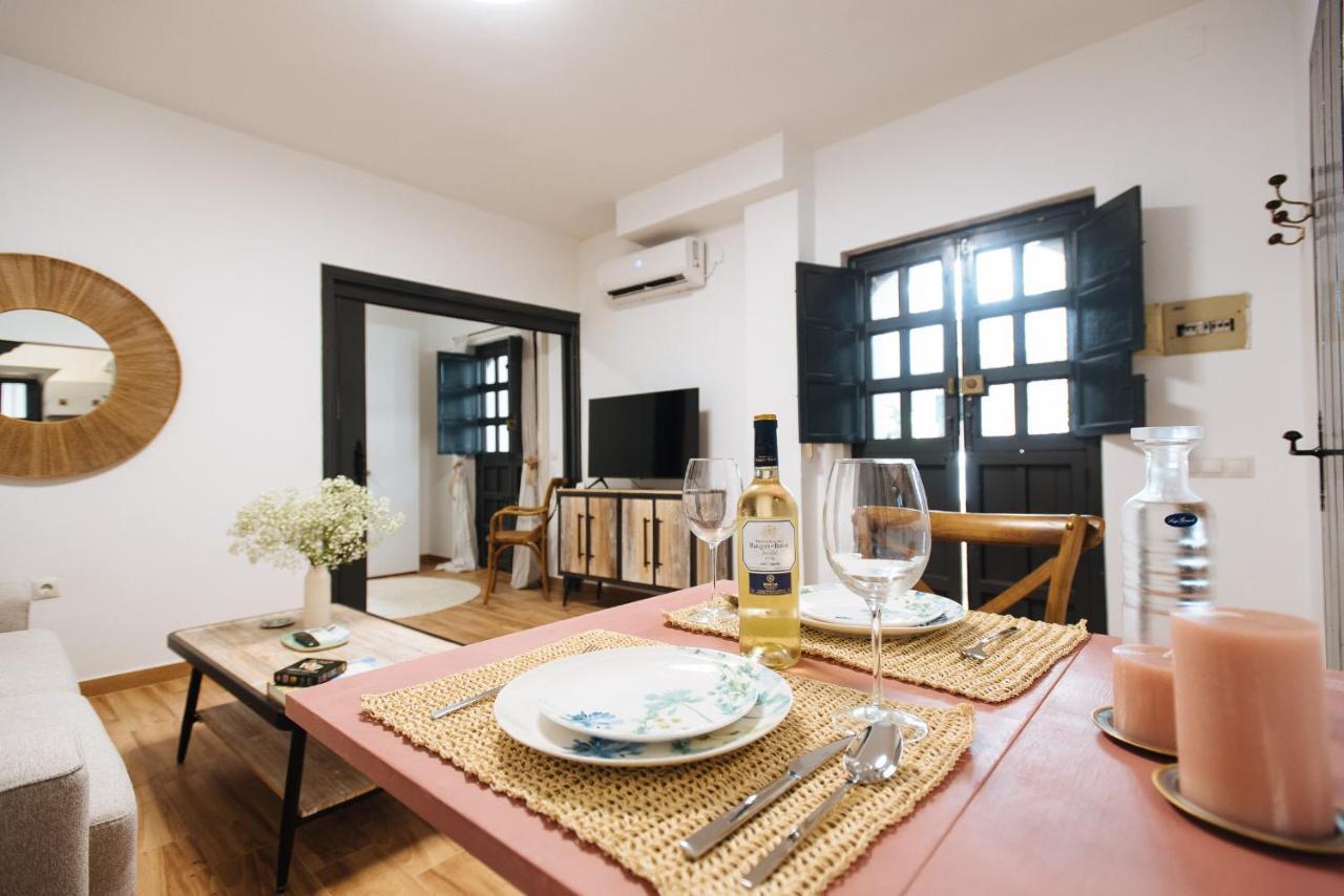 Aitana'S Retreat With Charming Garden Apartment เซบีญา ภายนอก รูปภาพ